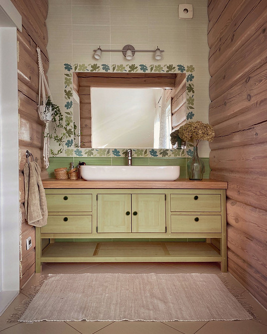 Обідній стіл з дубовою стільницею: місце для сімейних обідів та приємних розмов.