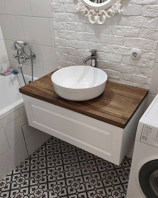 Стільниця з дуба у ванній кімнаті: природний матеріал та вологостійкість для вашого комфорту.