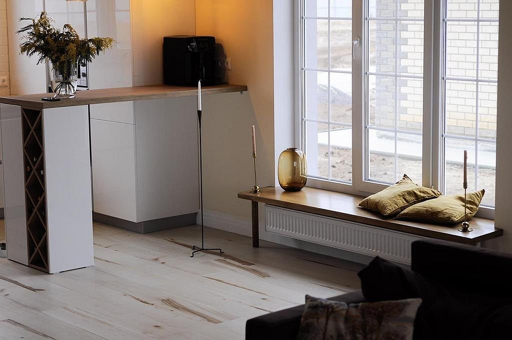 Стільниця з необробленого дуба з ефектом живої кромки в сучасному інтер'єрі