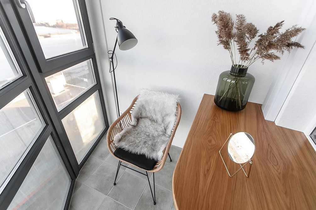 Інтер'єр ванної кімнати з дерев'яною стільницею під раковину з дуба.