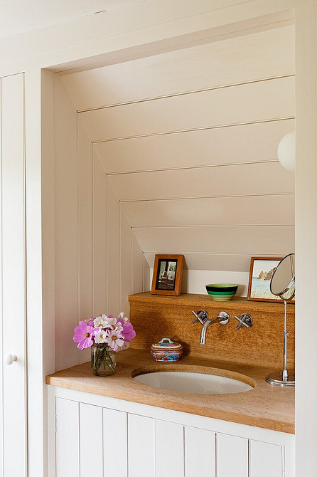 Сучасний письмовий стіл з дубовою стільницею: робочий простір з натурального дерева, меблі з дерева.