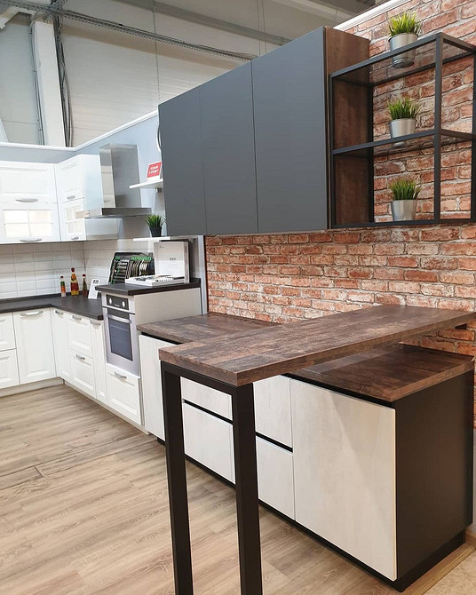 Деталі обробки дубової стільниці: текстура дерева та захисне покриття