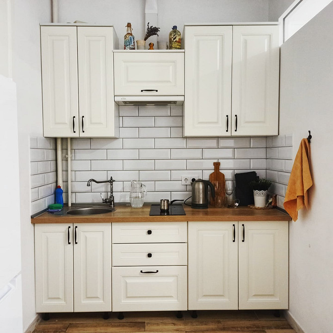 Дубова стільниця в інтер'єрі: приклади різних відтінків та стилів, затишок в домі.