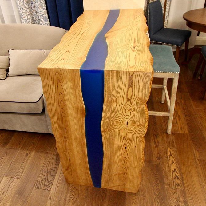 Світла дубова стільниця на кухні в скандинавському стилі, поєднана з білими шафами