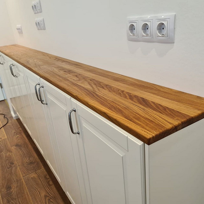 Дубова стільниця в мінімалістичному інтер'єрі. Простота та елегантність дизайну.