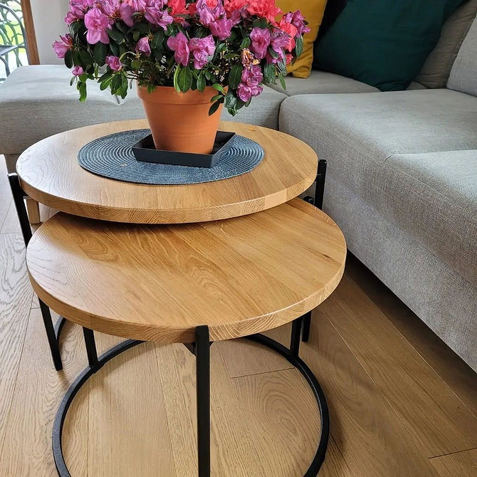 Дерев'яна стільниця з дуба в поєднанні з білими меблями. Світлий дизайн інтер'єру.