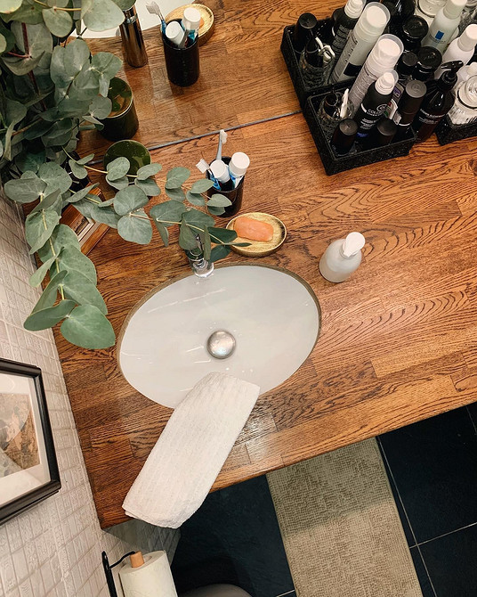 Стильна дубова барна стійка: ергономічне рішення для кухні-вітальні, дерев'яні стільниці.