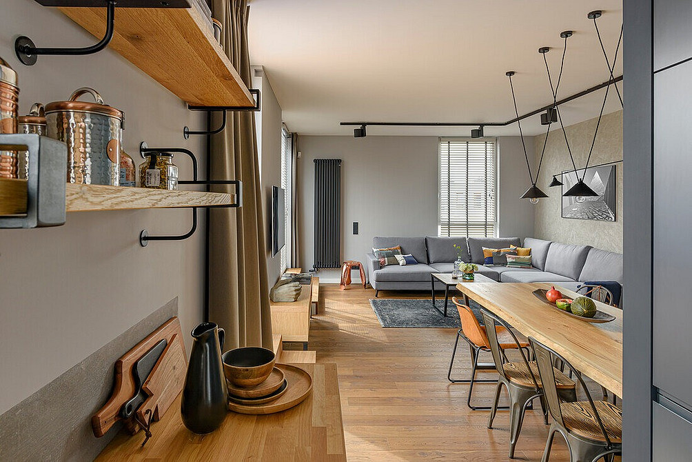 Сучасна кухня з дубовою стільницею, що використовується як робоча поверхня та обідній стіл