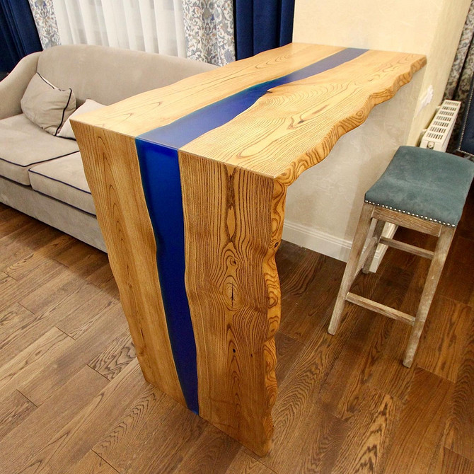 Кухня з островом, обладнаним дубовою стільницею та вбудованою раковиною