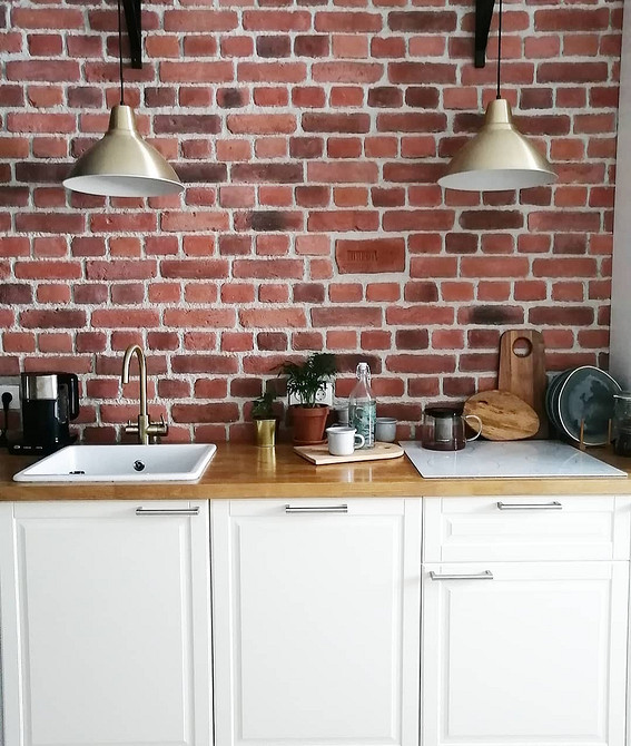 Кухонний острів з масивною дубовою стільницею: природність та функціональність у дизайні.