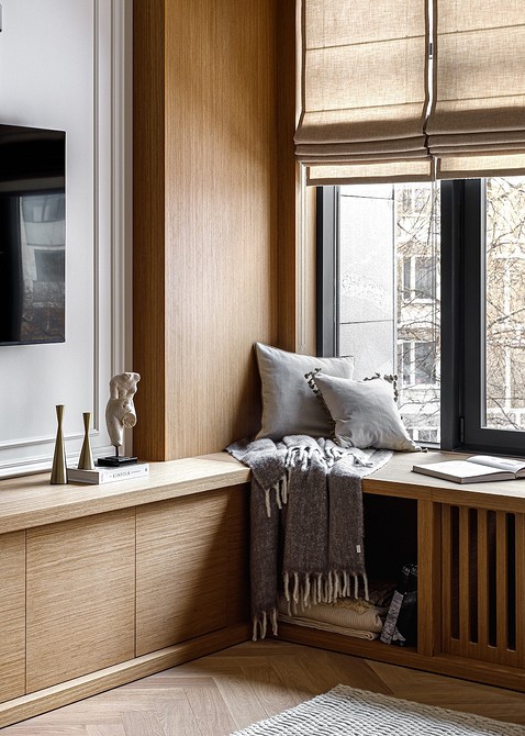 Дерев'яна стільниця з дуба в сучасному інтер'єрі кухні. Елементи дизайну.