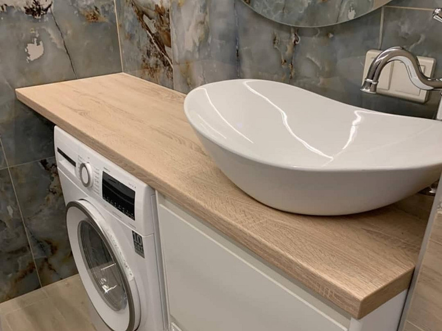 Дубова стільниця з натуральним краєм: унікальний дизайн та природна краса деревини.