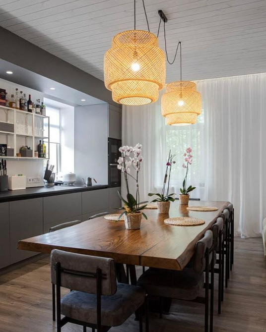 Стильна барна стійка з масиву дуба в інтер'єрі кухні-вітальні