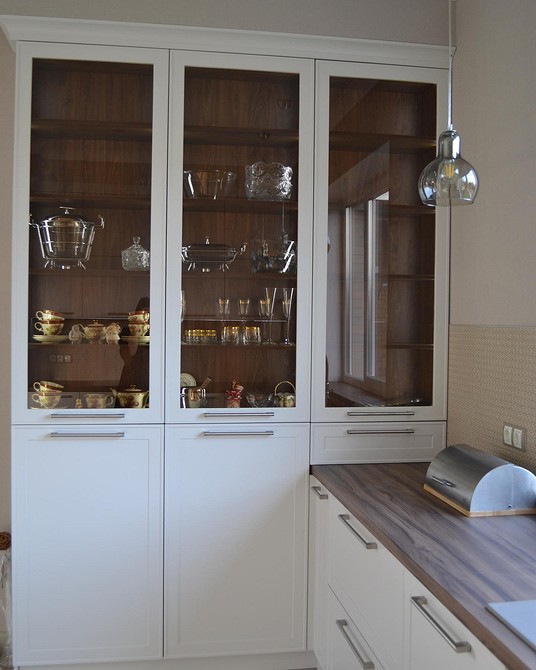 Елегантна дубова стільниця в кабінеті: робочий простір з природного дерева.