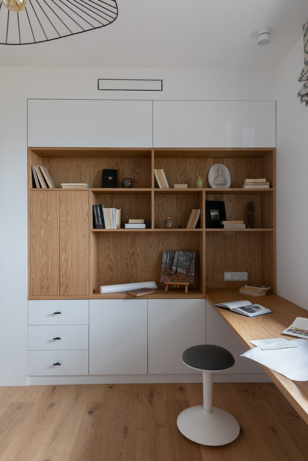 Натуральний відтінок дубової стільниці: тепло та затишок у вашій кухні.