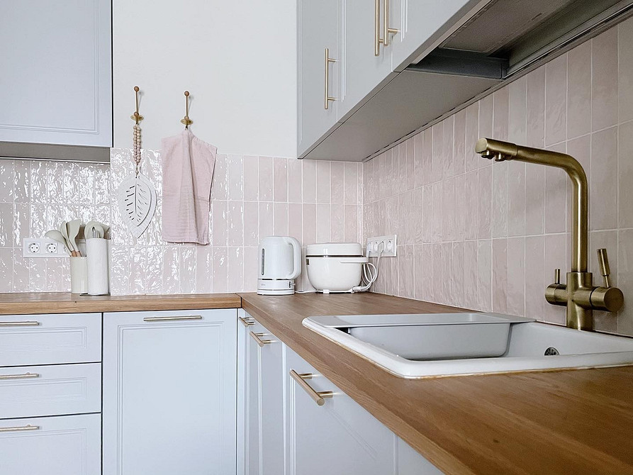 Темна стільниця з дуба в класичному інтер'єрі: стильний акцент та вишуканість.