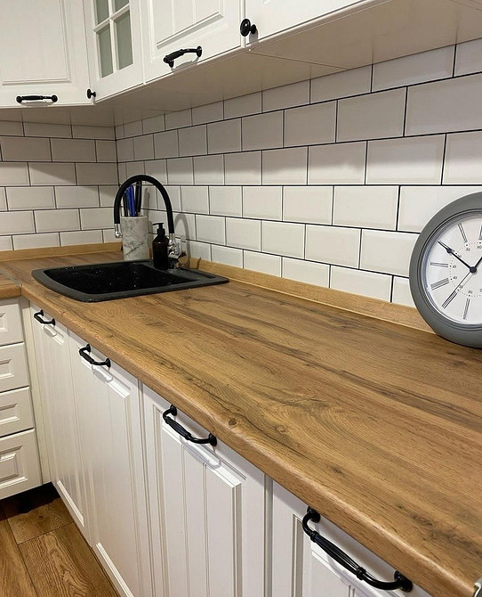 Дубова стільниця в інтер'єрі: світлі відтінки для затишної кухні.