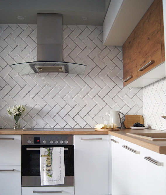 Сучасний інтер'єр з дубовою стільницею в поєднанні з металом: контраст та гармонія.