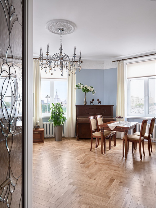 Стілець з м'якою спинкою та дерев'яними ніжками у сучасному інтер'єрі.