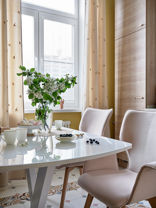 Дизайнерський стілець з м'якою спинкою: ідеальне рішення для сучасного мінімалістичного інтер'єру.