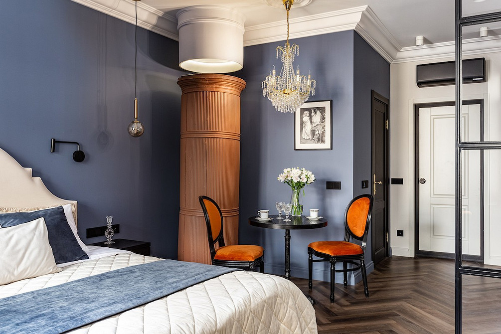 Стілець з м'якою оббивкою та дерев'яними ніжками: класика в сучасному інтерпретації дизайну.