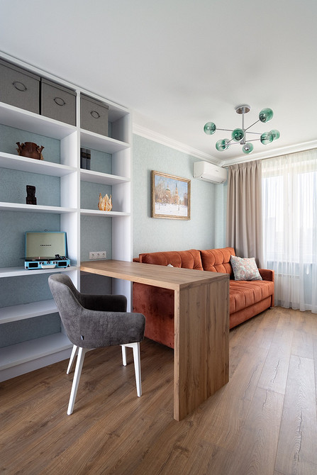 Дизайнерські м'які стільці для кухні з оригінальною формою спинки