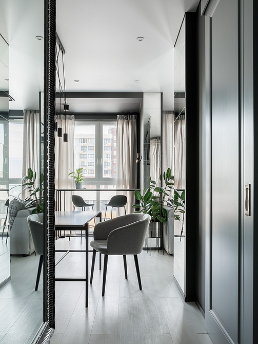 Витончений стілець з м'якою спинкою у світлому інтер'єрі в стилі мінімалізм