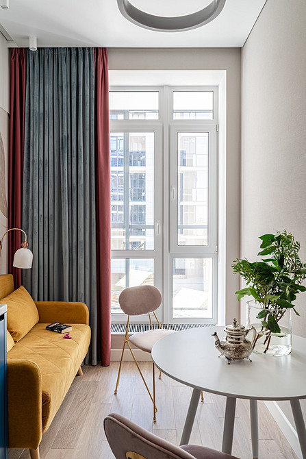 М'які стільці різних кольорів навколо обіднього столу, матеріали каркасу.