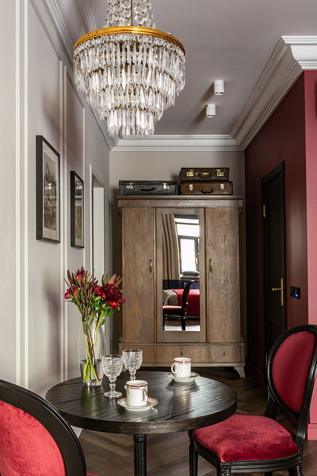 Стілець з м'якою спинкою оригінальної форми для стильного акценту в інтер'єрі.