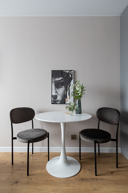 М'який стілець в класичному стилі з каретною стяжкою, матеріали каркасу.