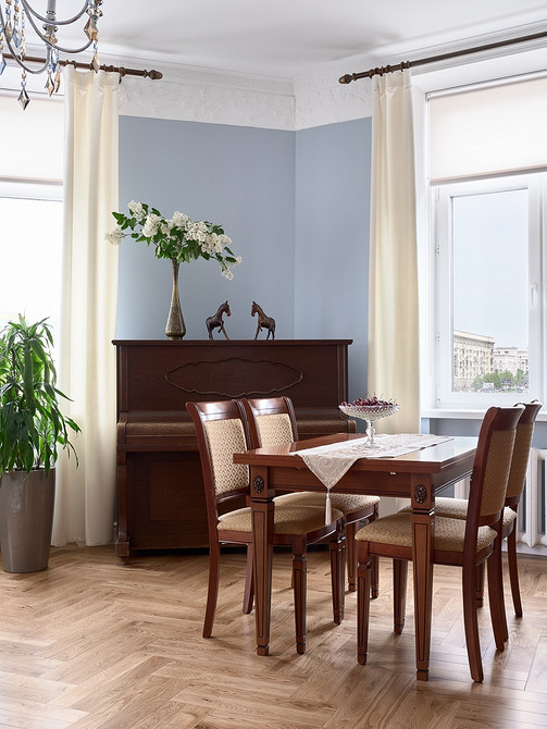 Сучасний стілець з м'якою спинкою в інтер'єрі мінімалізм, дизайн інтер'єру.