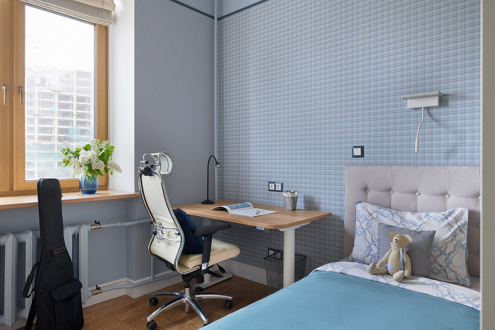 М'які стільці для кухні з дерев'яними ніжками та тканинною оббивкою