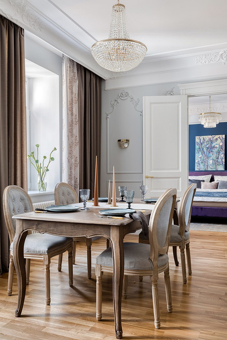 Стілець з м'якою спинкою та металевими ніжками для сучасного лофт інтер'єру.