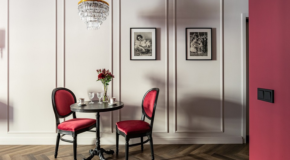 М'який стілець з високою спинкою в сучасному інтер'єрі вітальні, види стільців.