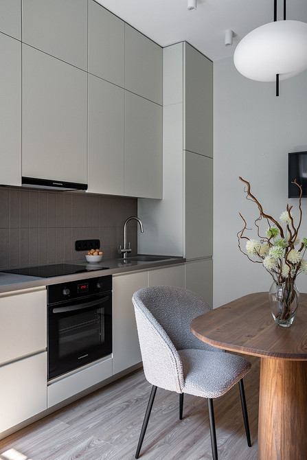 М'який стілець з високою спинкою: елегантний вибір для інтер'єру вітальні