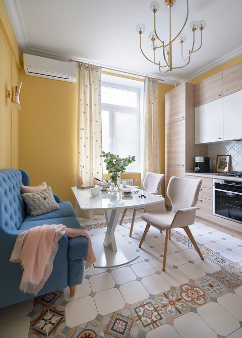 Вишуканий стілець з м'якою спинкою для елегантного класичного інтер'єру вітальні.