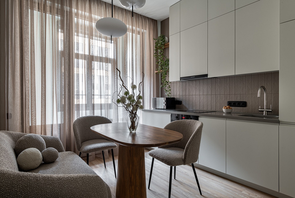 Стілець з м'якою спинкою та металевими ніжками в стилі мінімалізм.