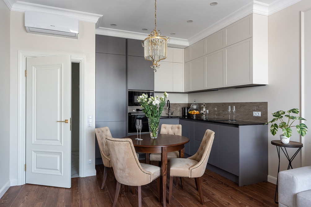 Стілець з м'якою спинкою в сучасному інтер'єрі, поєднання стилю та комфорту.