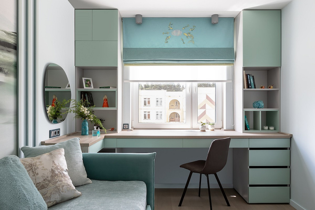 Сучасний м'який стілець для кухні з металевими ніжками та текстильною оббивкою