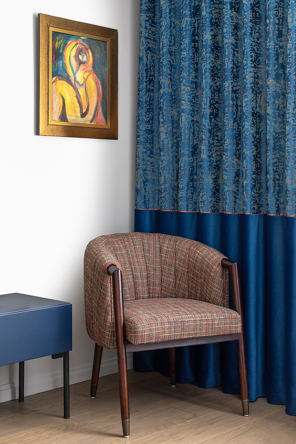 Елегантний м'який стілець з дерев'яними ніжками, ідеальний для обідньої зони, матеріали каркасу.