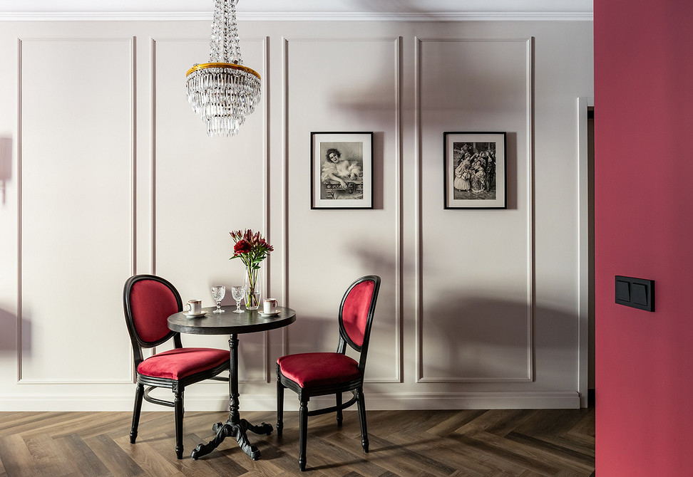 Світлий стілець з м'якою спинкою в інтер'єрі їдальні: створення затишної атмосфери.