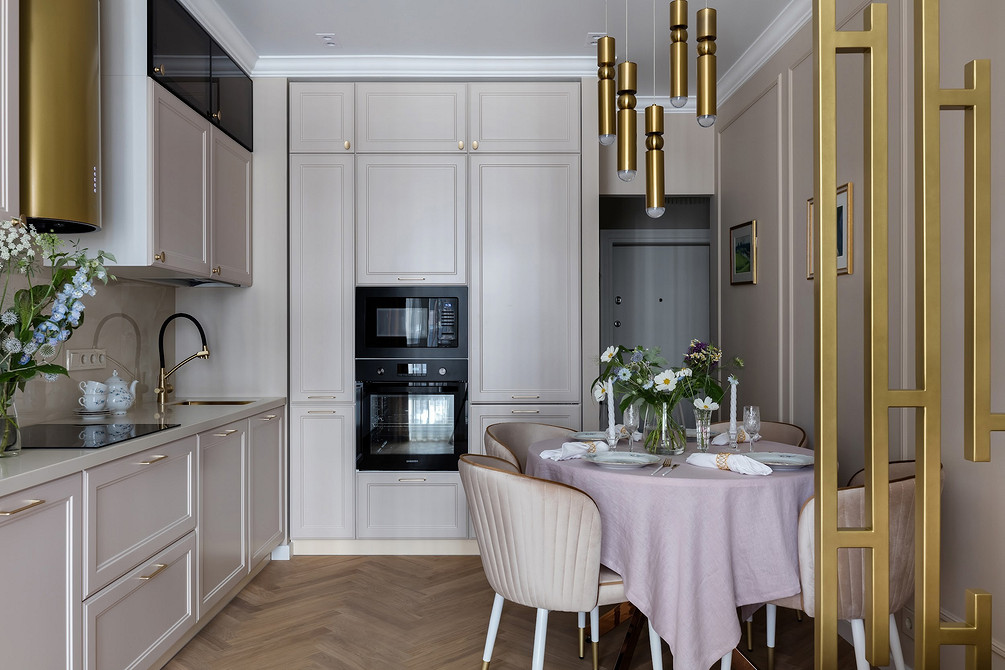 Елегантний стілець з м'якою спинкою для вітальні в класичному стилі, дизайн інтер'єру.