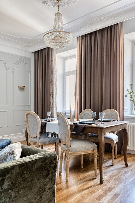 М'який стілець з підлокітниками для максимального комфорту в кабінеті або вітальні.