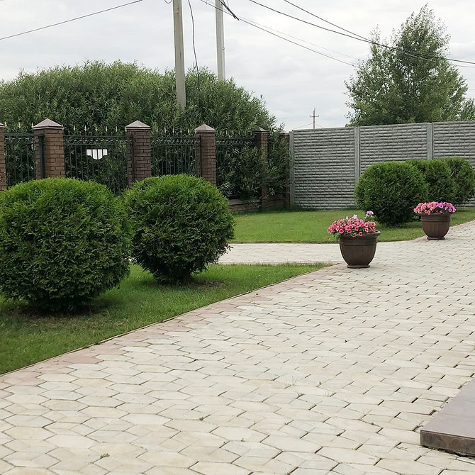 Приклад ландшафтного дизайну з туями: створення затишного куточка для відпочинку на природі.