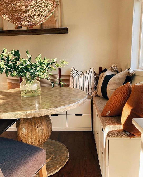 Функціональний кутовий диван на кухні з ящиками для зберігання речей та економії місця.