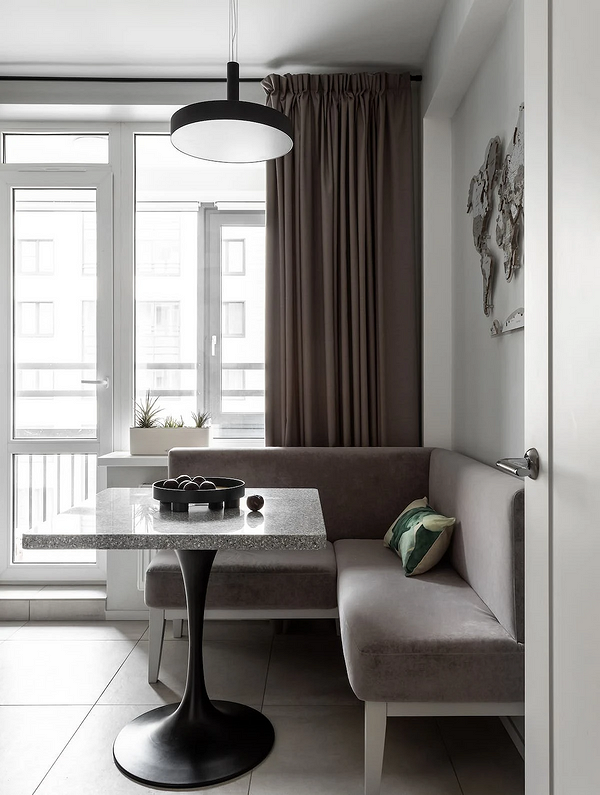 Кутовий диван з яскравою оббивкою для кухні, що додає акцент та підкреслює індивідуальність інтер'єру.