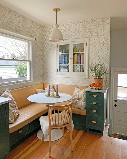 Кутовий диван з оббивкою з екошкіри для кухні, практичний, стильний та легкий у догляді.