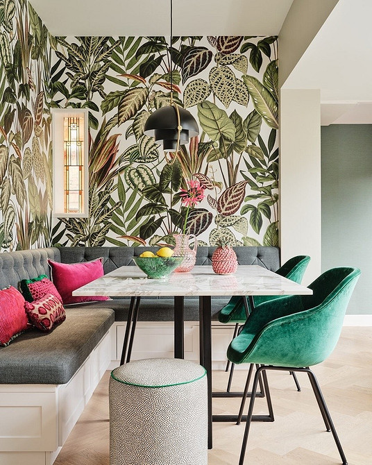 Кутовий диван з оббивкою світлих тонів на просторій кухні, наповненій природним світлом.