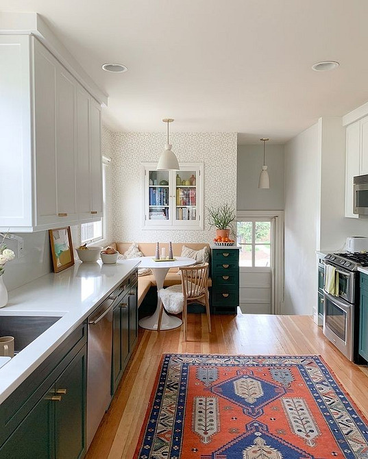 Кутовий диван на кухні з м'якою оббивкою та декоративними подушками для затишку.