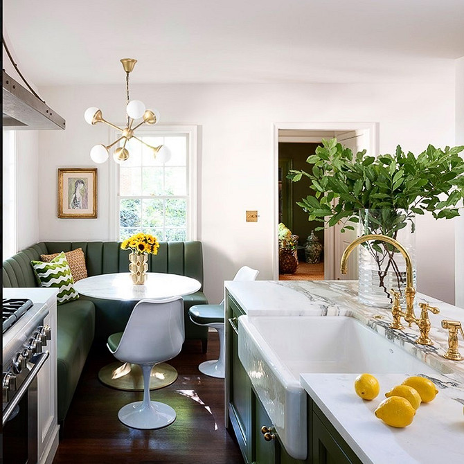 Елегантний кутовий диван у світлих тонах для кухні, що візуально збільшує простір.